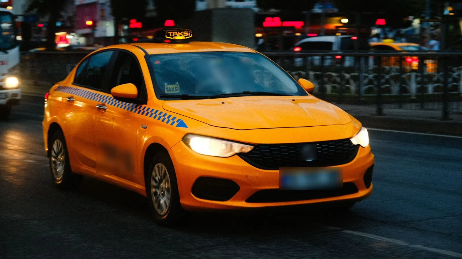 Akşam trafiğinde sarı taksi