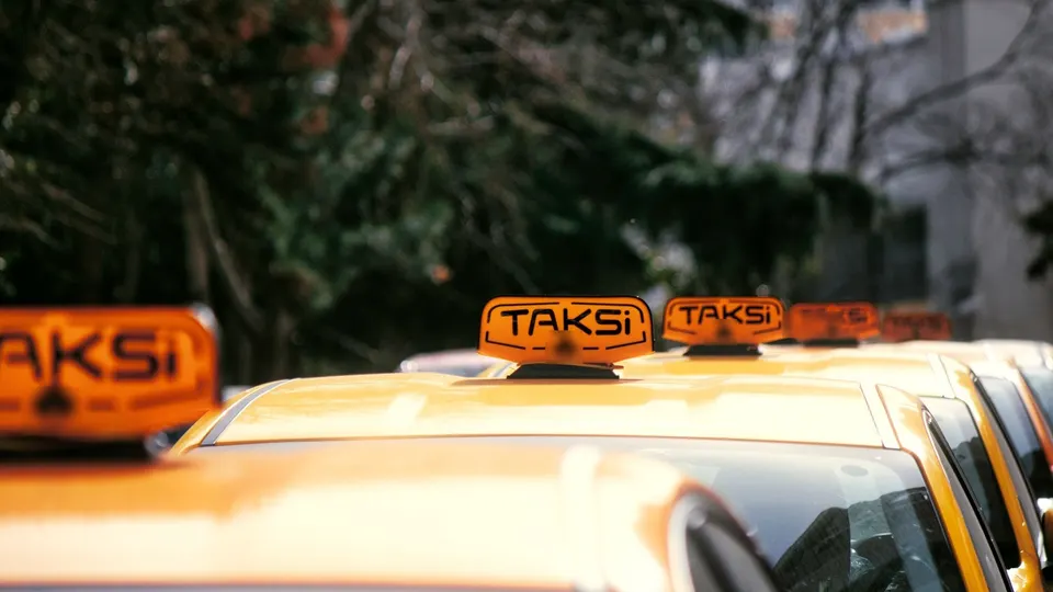 Durakta sıralanmış taksi lambaları